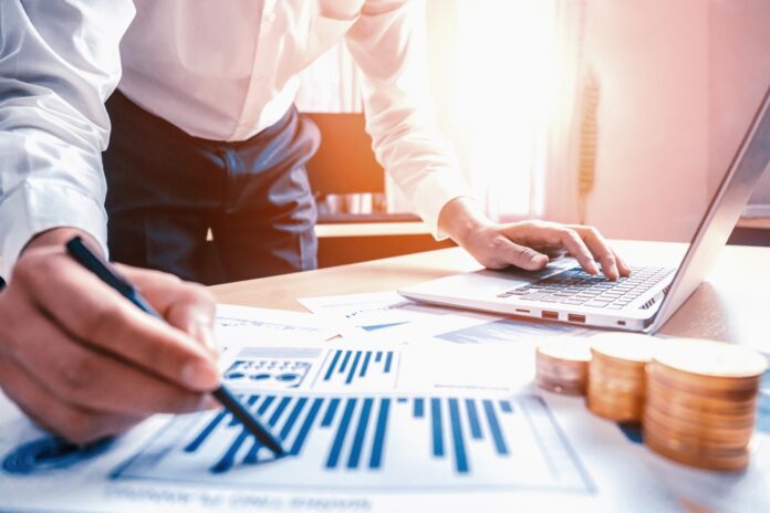 व्यवसायी, लेखाकार, या, वित्तीय, विशेषज्ञ, विश्लेषण, व्यवसाय, रिपोर्ट, ग्राफ़, और